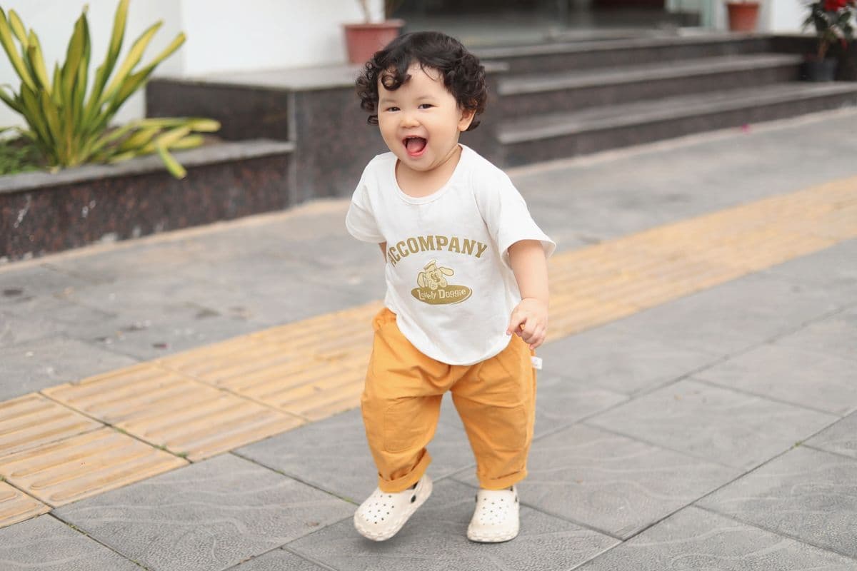 A toddler taking first steps outdoors, the same trial-and-error example this 6/6 AP English Language argument essay uses to open its case for why mistakes are necessary.